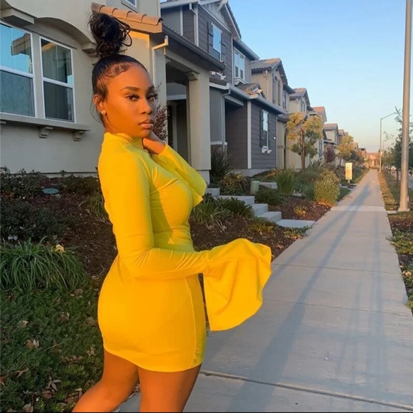 Yellow dress flare hands - Picture 3 of 4